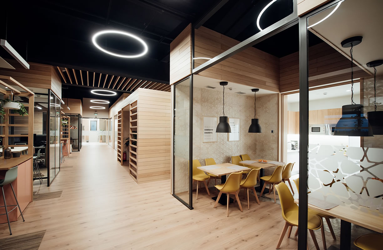 Dfabrik - Diseño y fabricación de mobiliario comercial - Proyectos - Sevilla Fashion Outlet